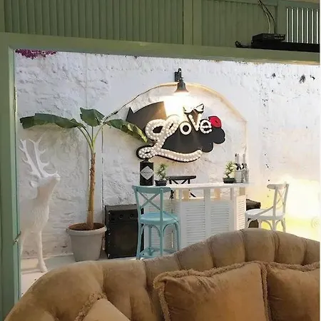 펜션 2 Bedroom Stone House With Private Pool In